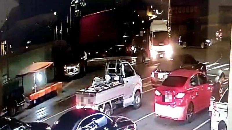 阮女被聯結車擦撞倒地，聯結車後半段再因內輪差二次撞擊。（記者陳文嬋翻攝）