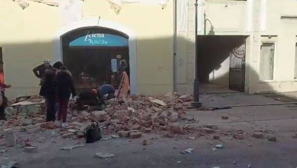 克羅埃西亞中部今（29）日發生強烈地震，傳出有建築物遭破壞。（圖擷取自推特影片）