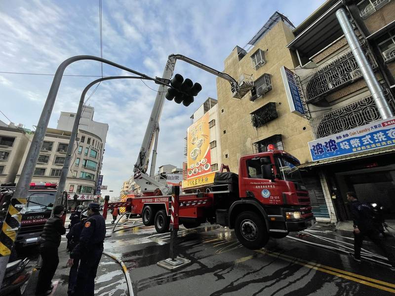 高雄市三民區5樓透天民宅今天下午火警，一名男子被救出時昏迷，送醫搶救中。（記者方志賢翻攝）