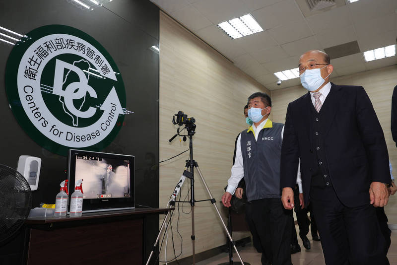 行政院長蘇貞昌（右）、衛福部長陳時中（左）30日出席「守護台灣COVID-19防疫一週年」活動。（中央社）
