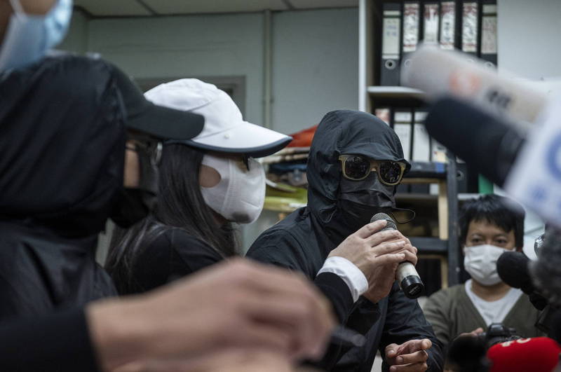 今天深圳鹽田人民法院公布，鄧棨然、喬映瑜「組織他人偷越邊境」案被判2至3年有期徒刑，其餘8人被判7個月有期徒刑，另外2名未成年港人則未獲起訴，將移交香港警方。圖為12港人的家屬開記者會。（歐新社）