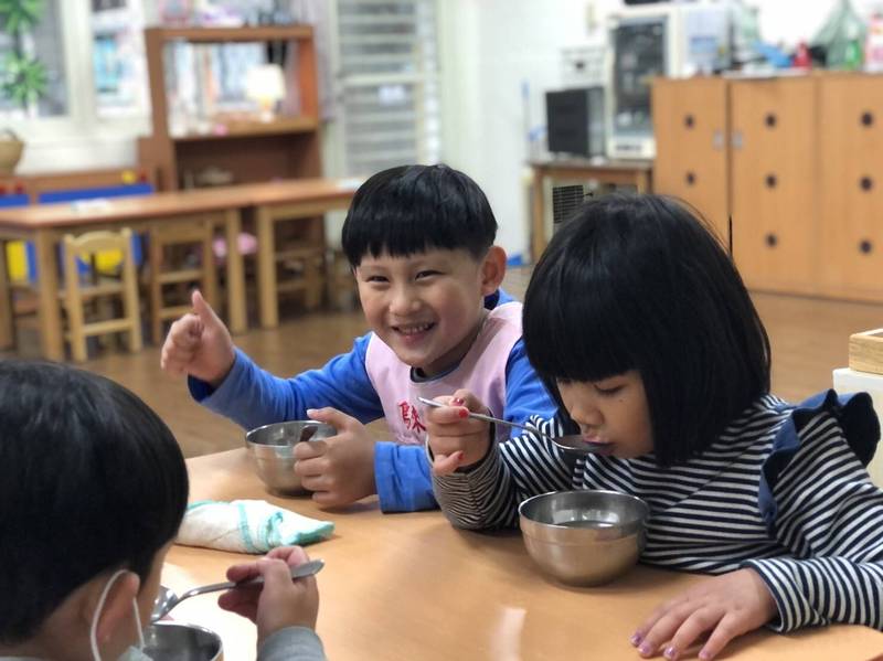 烏來山區今天早上氣溫約在3至4度左右，營養午餐為學生準備熱呼呼的湯暖胃。（新北市教育局提供）