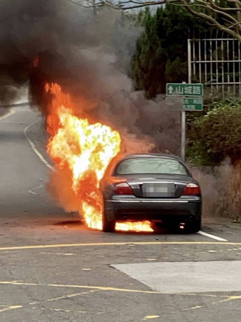 寒流來襲金山發生火燒車幸未傷及車主與路人 社會 自由時報電子報