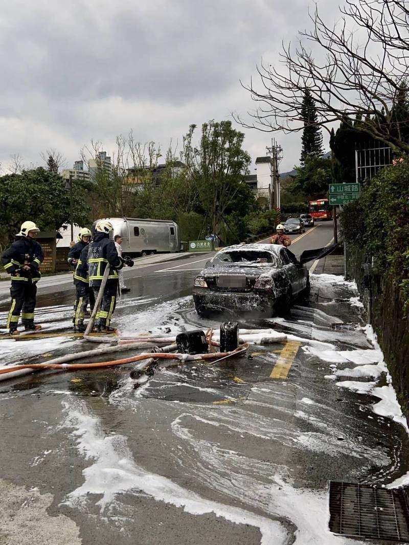 寒流來襲金山發生火燒車幸未傷及車主與路人 社會 自由時報電子報