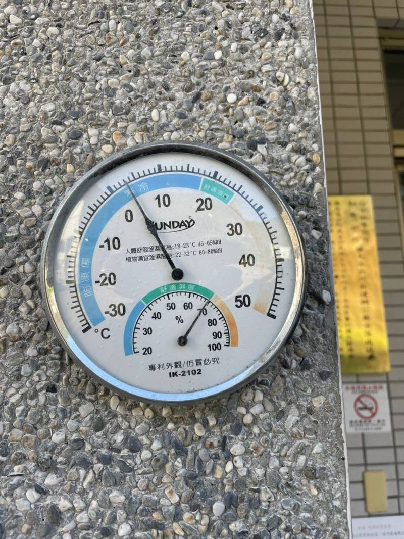 武陵農場山區低溫，勝光派出所溫度計下探0度。（武陵農場提供）