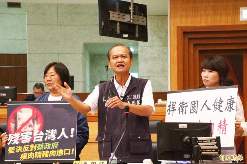 嘉義縣議會國民黨團書記長李國勝（中）、議員詹琬蓁（右）、林于玲（左）等提出嘉義縣食安自治條例修正案。（資料照，記者林宜樟攝）