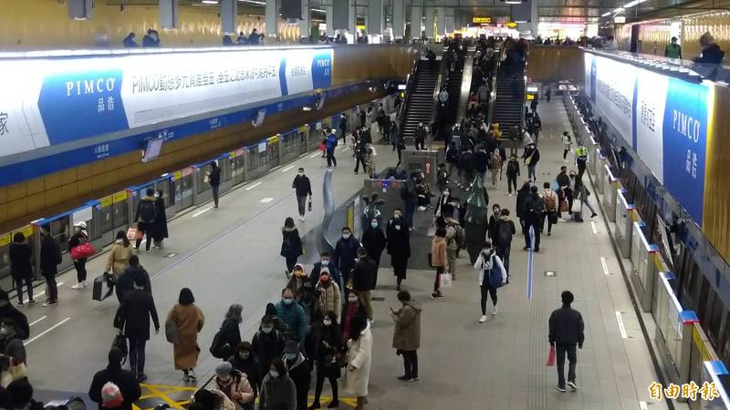 台北捷運市政府站未出現龐大的跨年人潮，搭捷運不用擠。（記者蔡亞樺攝）