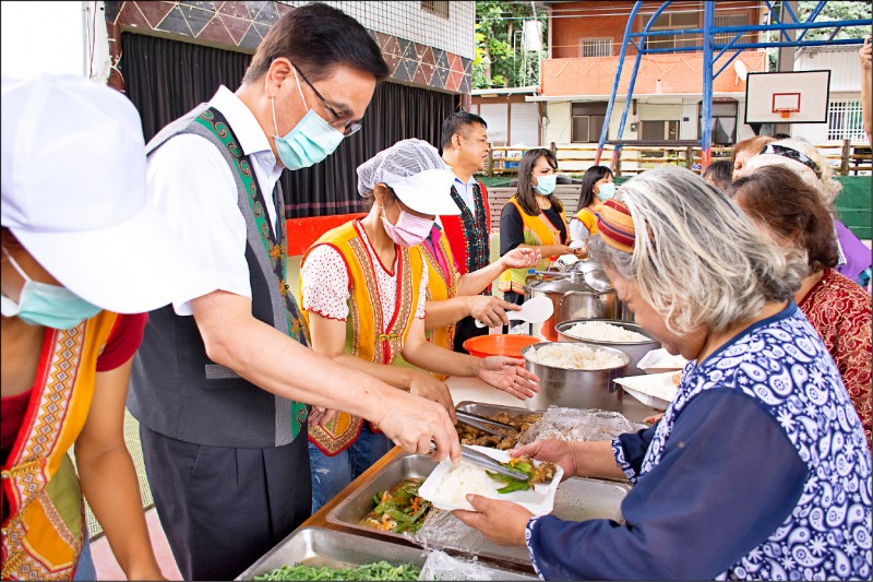 原民會主委夷將．拔路兒（左二）關心原住民長照；圖為夷將．拔路兒在原住民「文健站」為長者盛飯。（資料照）