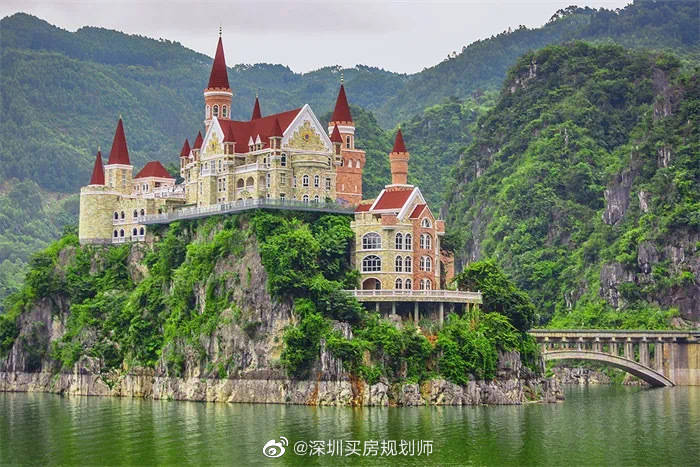 第五名，贵州兴义万峰湖吉隆堡酒店，「盲目崇洋，与原生态山水严重冲突」。（撷取自微博）(photo:LTN)