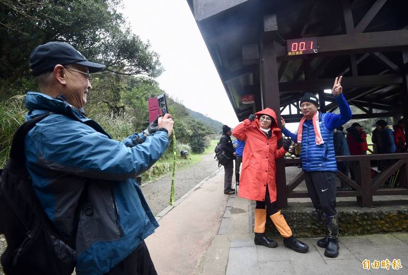 入冬首波寒流來襲，大屯山31日降下冰霰及凝結霧淞，可惜水氣仍不足而未有雪況。二子坪公園內的溫度計上午顯示氣溫0.1度，民眾興奮在溫度計下拍照留念。（記者羅沛德攝）