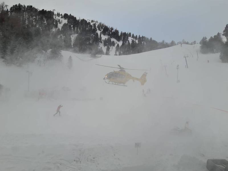 奧地利女子和男友攻上一座積著皚皚白雪的山頂後，男友立刻就地求婚，沒想到她才剛剛甜喊「我願意」，下一秒就摔下650英呎（約200公尺）的懸崖。（擷取自臉書Alpin-1 Notarzthubschrauber）