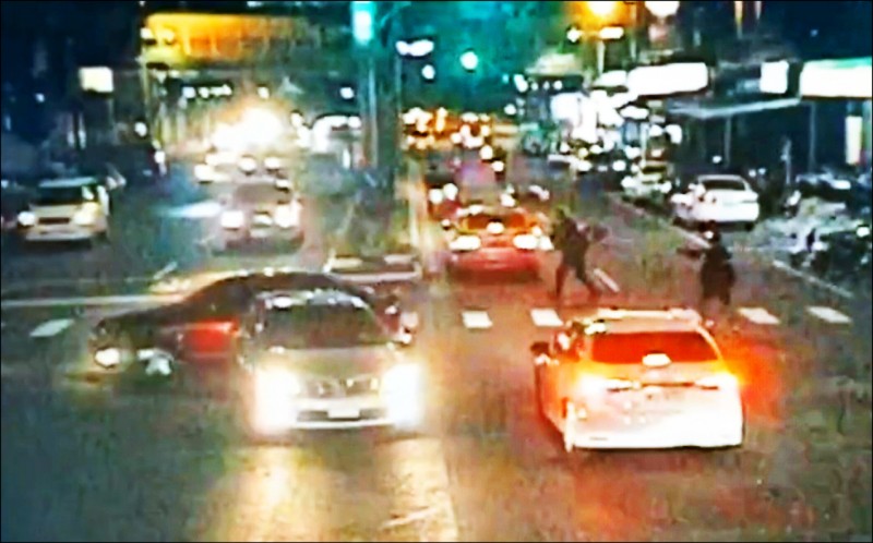 拒檢撞警乘客中彈 3男到案全推給死者