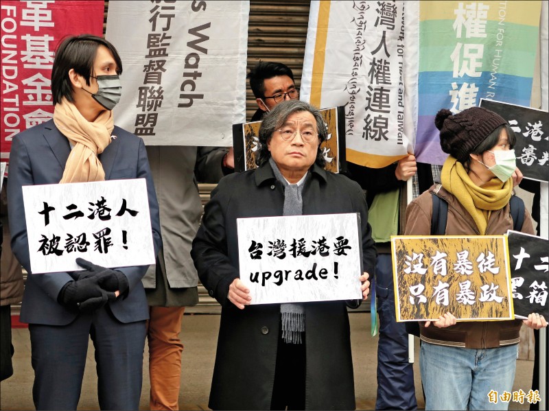 中研院台史所副研究員吳叡人（中）昨出席援港記者會表示，香港正在快速大陸化，淪為中共的殖民地。（記者陳鈺馥攝）