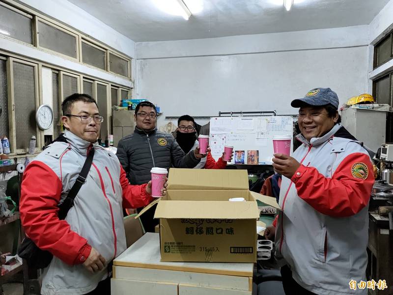 王裕凱（右一）代表工會探班，送薑母茶、口罩等物資。（記者王善嬿攝）