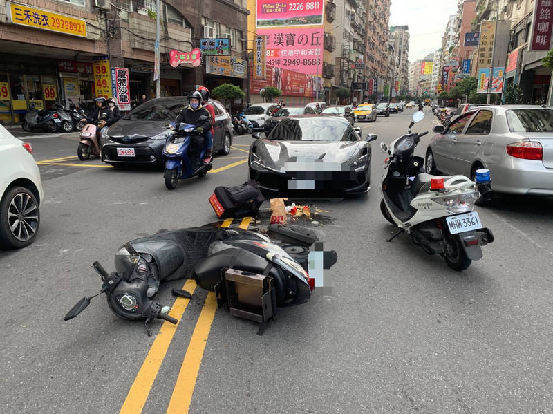 黃男駕駛法拉利超跑至永貞路，疾行過程煞不住車，將外送員撞倒在地，薯條、飲料等全部灑在路上。（記者闕敬倫翻攝）