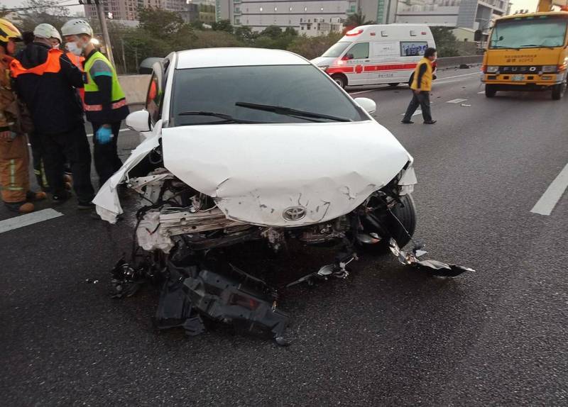 人呢 轎車國道自撞駕駛棄車逃逸 社會 自由時報電子報 人呢 轎車國道自撞駕駛棄車逃逸 社會 自由時報電子報