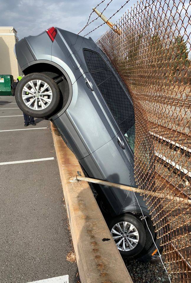 美国马里兰州1名女驾驶停车时误踩油门，整辆车卡进缝隙里就像是「倒立」一样。（图撷自Rockville City Police Department脸书）(photo:LTN)