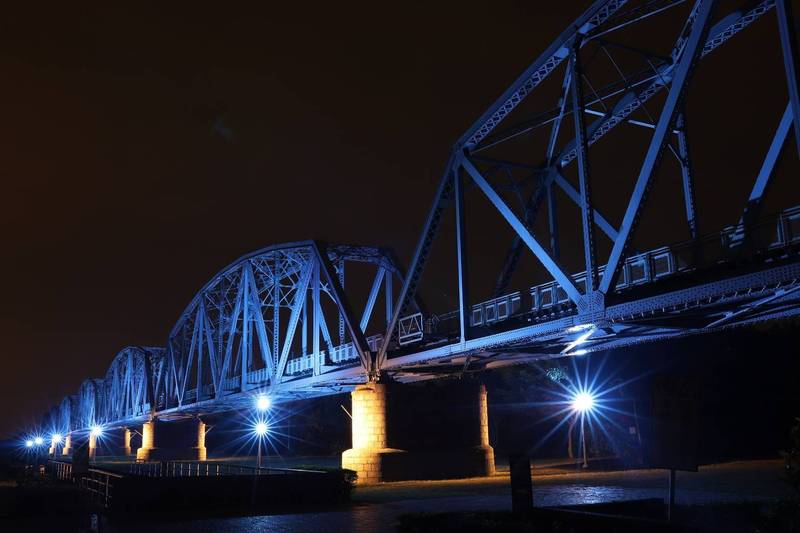 照亮高屏舊鐵橋，高雄增加新打卡景點。（記者洪臣宏翻攝）