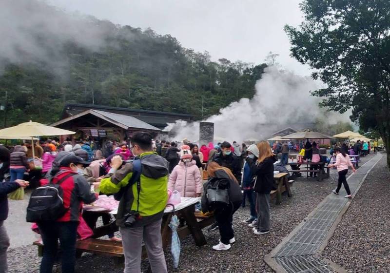 宜蘭縣清水地熱公園一天吸引6000名遊客入園。（記者江志雄翻攝）