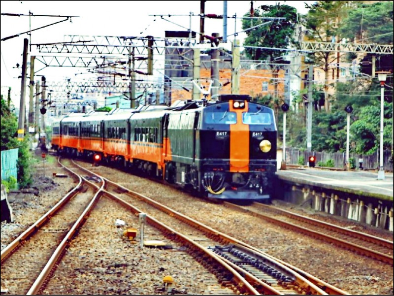 鳴日號首發迎曙光就發生列車故障，誤點70分鐘旅客差點錯過新年首道曙光。（資料照，台鐵局提供）