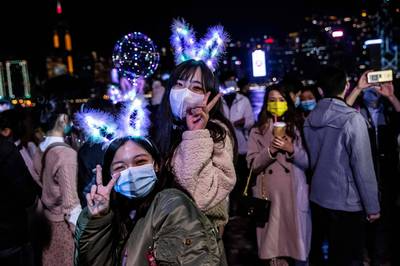 香港民眾在維多利亞港慶祝跨年，香港警方另在多處餐廳、酒吧及派對房間取締違規的民眾。（彭博）