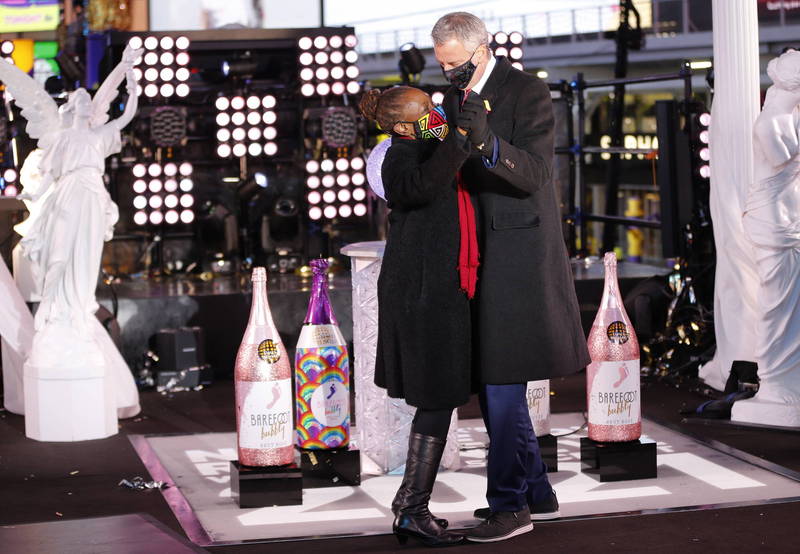 纽约市长白思豪跨年夜与其夫人在空无一人的时代广场跳着浪漫圆舞曲。（欧新社）(photo:LTN)