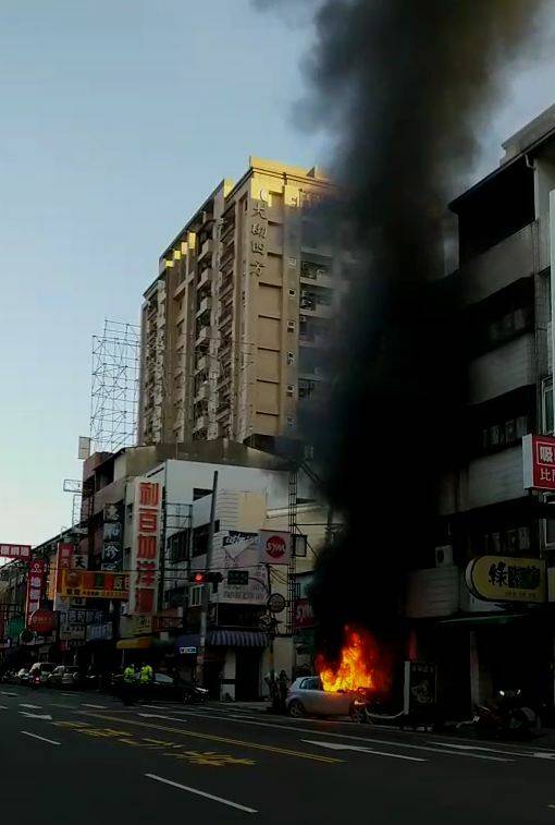 台中一輛自小客車，今天早上追撞小貨車後起火燃燒，火勢猛烈黑煙直竄嚇壞附近民眾。 （記者陳建志翻攝）