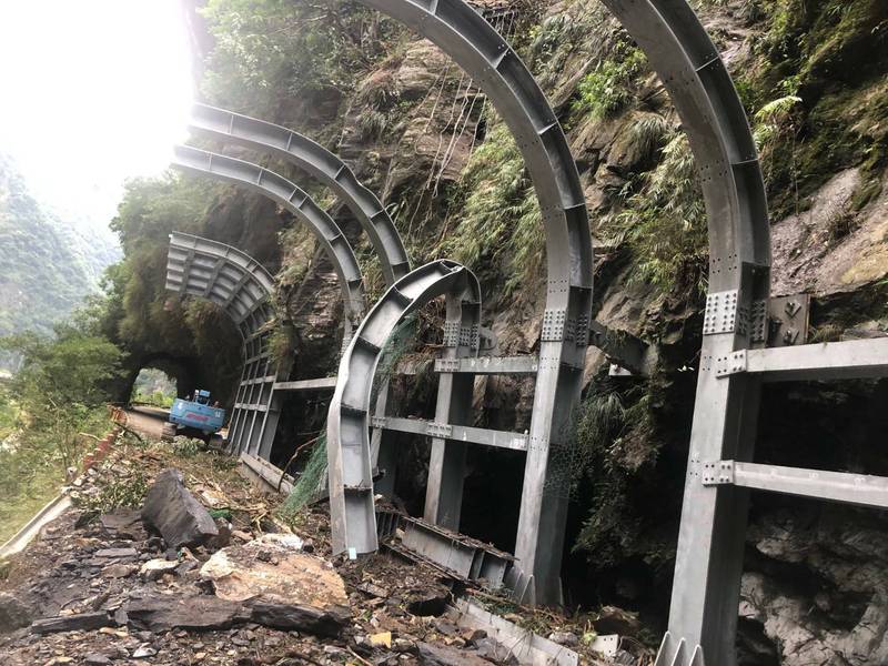 太魯閣國家公園管理處在中橫公路舊道禪光寺至新長春橋路段，施作防落石棚工程，原預計封閉管制至年底，未料上週遭落石突襲，鋼骨硬生被折彎，打亂工程進度，被迫封閉展延至3月底。（太管處提供）