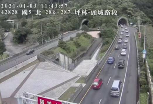 雪隧北上路段上午11點起出現車潮。（圖取自高速公路局網站）