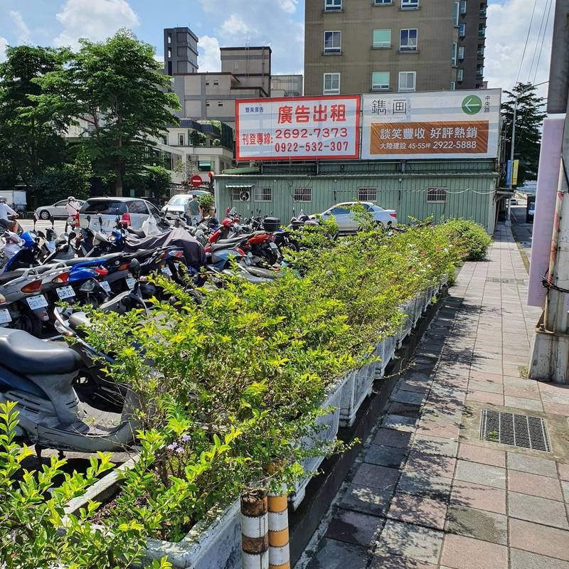 國有地在拆除前不僅有鐵皮屋，還有不少機車占用。（新北市城鄉發展局提供）