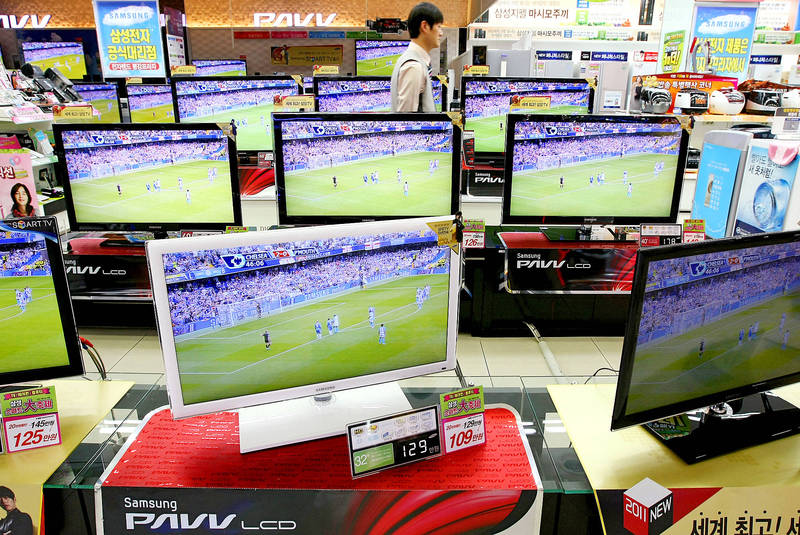 A sales assistant walks past Samsung Electronics Co LED and LCD televisions at an electronics store in Seoul, South Korea, on April 6, 2011.
Photo: Bloomberg