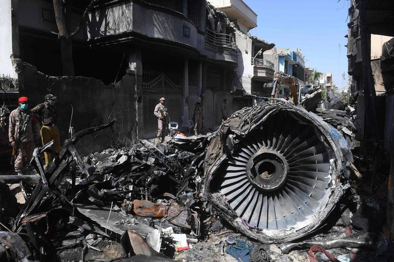 航空業2020年受到武漢肺炎影響削減大量航班，但飛機失事死亡人數卻依舊比2019年多。圖為2020年巴基斯坦客機墜毀於住宅區。（法新社）