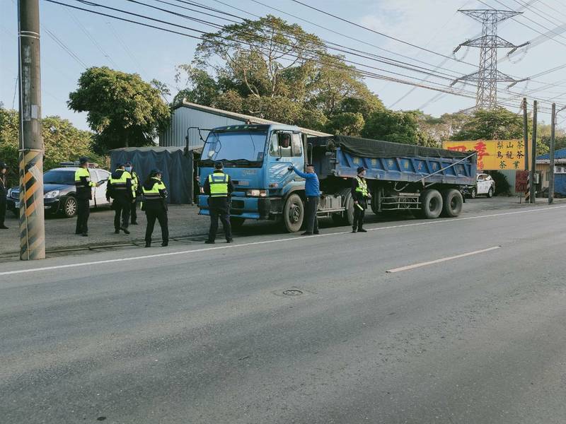 新年上班首日，白河警分局大陣仗取締大型砂石車，攔查白河水庫清淤砂石車，告發未依規定申請路權行駛（違反禁行路線、時間）6件，超載1件。（記者王涵平翻攝）