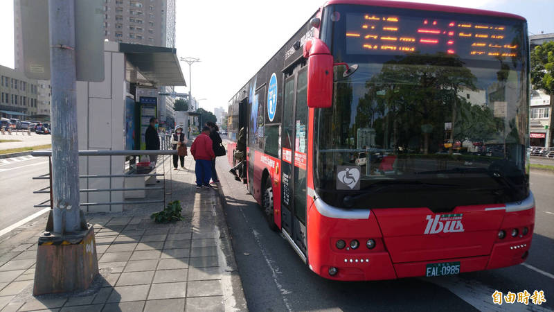 高市交通局建置10座能「聽見」公車的候車亭。（記者黃良傑攝）