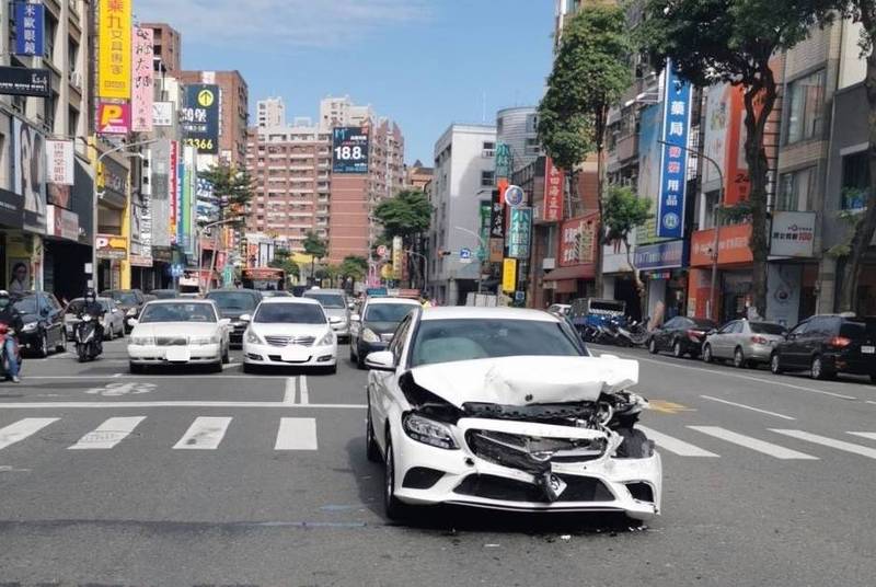 肇事的白色賓士車。（記者洪定宏翻攝）