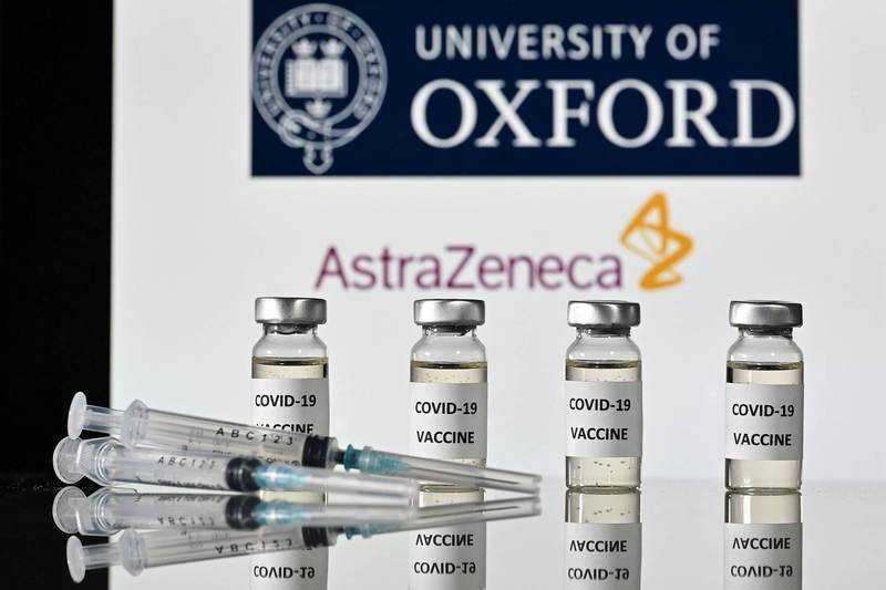 英國今（4日）率先全球施打第1劑牛津-阿斯特捷利康疫苗。（法新社）