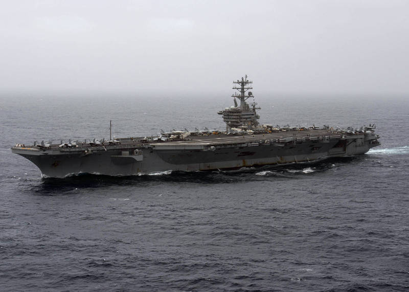 因應伊朗局勢，美國防部下令尼米茲號航艦打擊群續留中東。（美聯社）