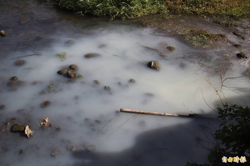 擔心水情拉警報，河川、農田及區域排水渠道的污染事件也會增加，新竹縣政府已經要求相關局處著手規劃如何因應。（記者黃美珠攝）