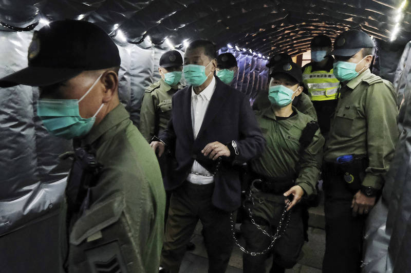 2019年8月18日維園流水式集會，黎智英及其他7人被控組織及參與未經批准集結，今黎智英被港警上手銬、鐵鍊纏腰押出庭。（美聯社資料照）