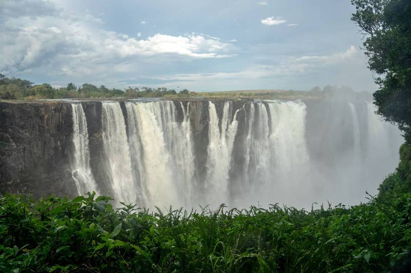 非洲辛巴威維多利亞瀑布是世界三大瀑布之一，是想要飽覽大自然鬼斧神工的遊客必去的觀光景點。（法新社）