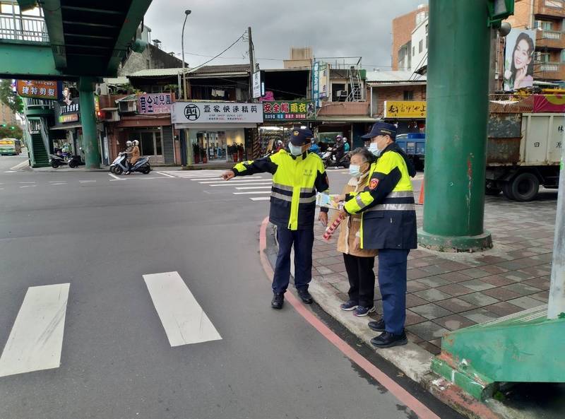 警方向民眾宣導走人行道，勿違規穿越馬路。（圖由警方提供）