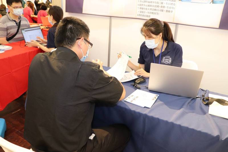 台南就業中心將於農曆過年前連辦六場現場面試徵才。（記者王俊忠翻攝）