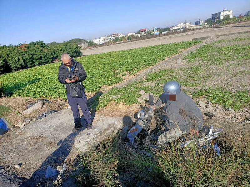 老翁騎機車跌入溝中，動彈不得。（記者詹士弘翻攝）