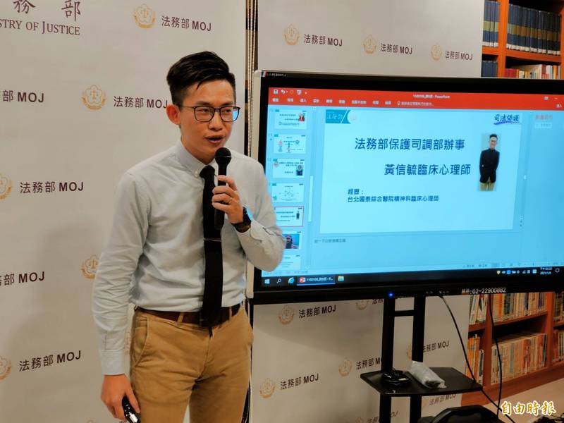 臨床心理師黃信毓說明個案需要心理輔導的原因。(記者吳政峰攝) 臨床心理師黃信毓說明個案需要心理輔導的原因。(記者吳政峰攝)