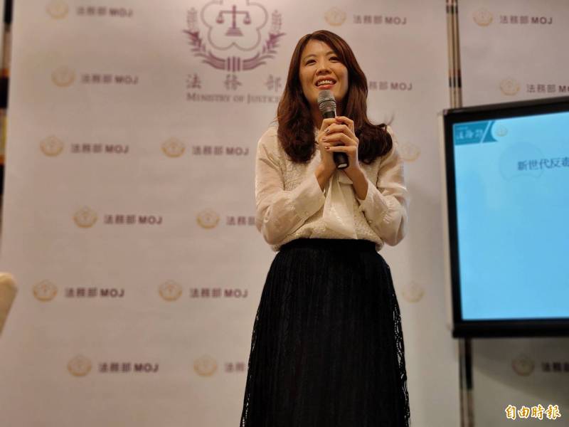 觀護人林佳青指出每位觀護人身上肩負3、400件個案。(記者吳政峰攝) 觀護人林佳青指出每位觀護人身上肩負3、400件個案。(記者吳政峰攝)