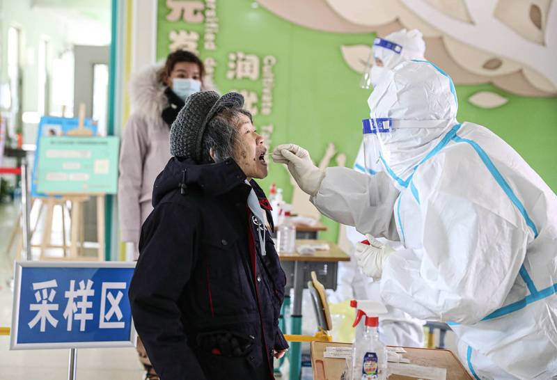 河北省近期武肺疫情再起。圖為中國檢測人員採樣。（法新社）