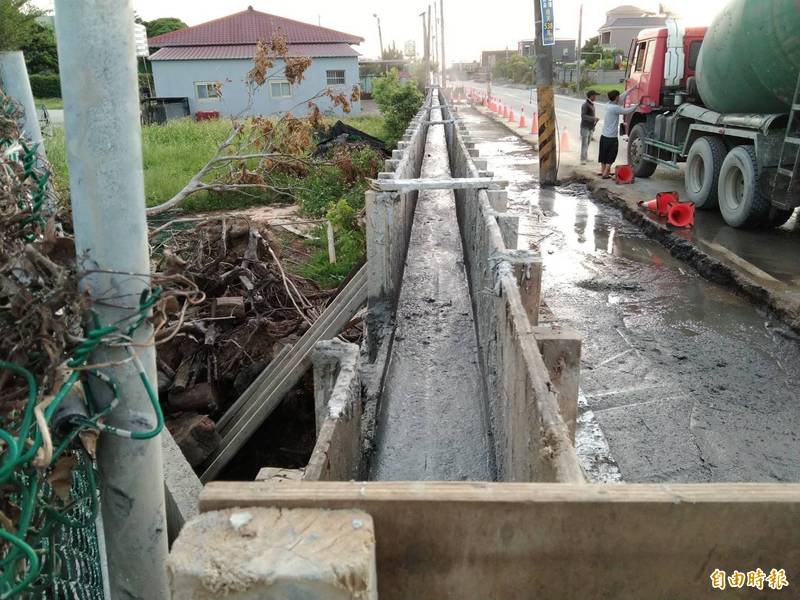 新竹縣新豐鄉竹2-1線道路原本蜿蜒狹窄，影響消防救災及交通安全，縣政府從2005年開啟逐年、逐段拓寬計畫，最後一哩路預計在今年底完工。 （記者廖雪茹攝）