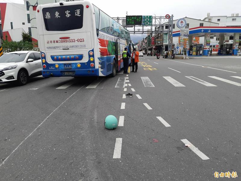 鼎東客運撞機車，騎士安全帽掉落，機車則被往前壓行10公尺，路面留下清晰煞車痕。（記者黃明堂攝）