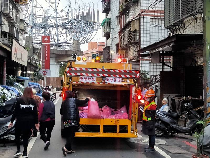 春節期間大掃除請民眾以專用垃圾袋打包後交給循線垃圾車。（圖由新北市環保局提供）