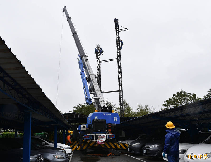 大溪松樹腳至平鎮台66快速道路沿線70座電塔剩2座待拆，預計這個月中旬全部完工。 （記者李容萍攝）